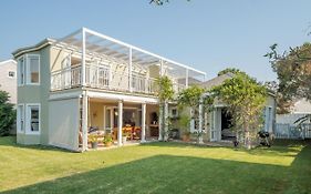 Sunny Thesen Islands Cottage